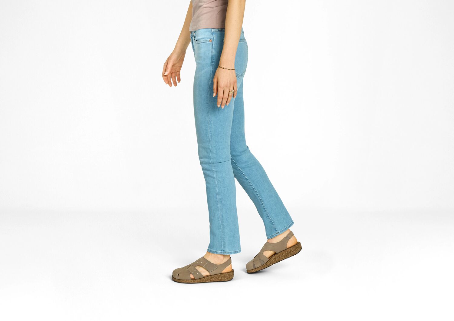 Celeste_67062_Mocha_LS_00_01_0725_-_Website_-_Product_Usage_01406edd-dccd-4946-9bb1-0002730f138b.jpg