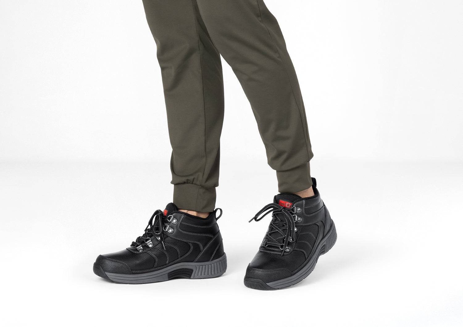 Lifestyle_1500x1060_Delta_Black_3.jpg
