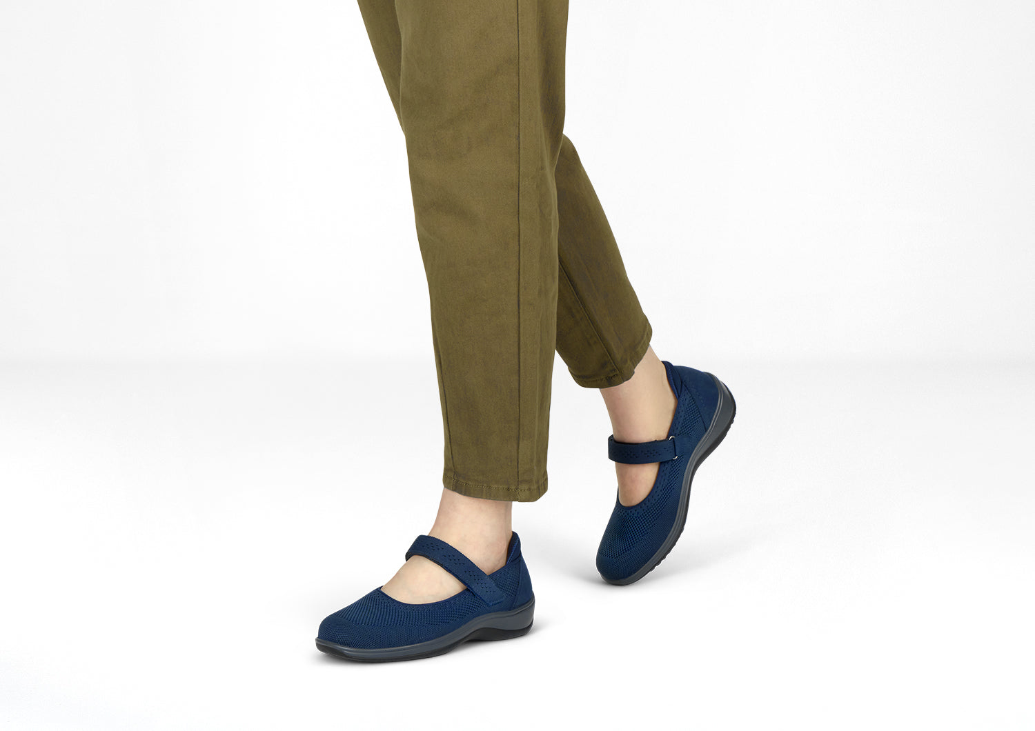 Lifestyle_1500x1060_Jessa_Navy.jpg