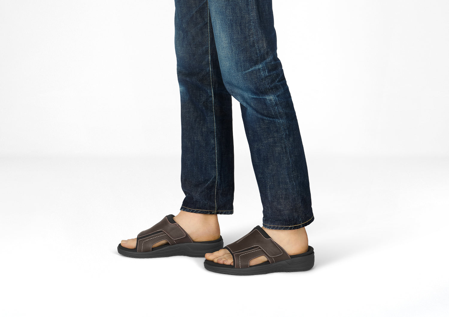 Lifestyle_1500x1060_Sarasota_Brown.jpg