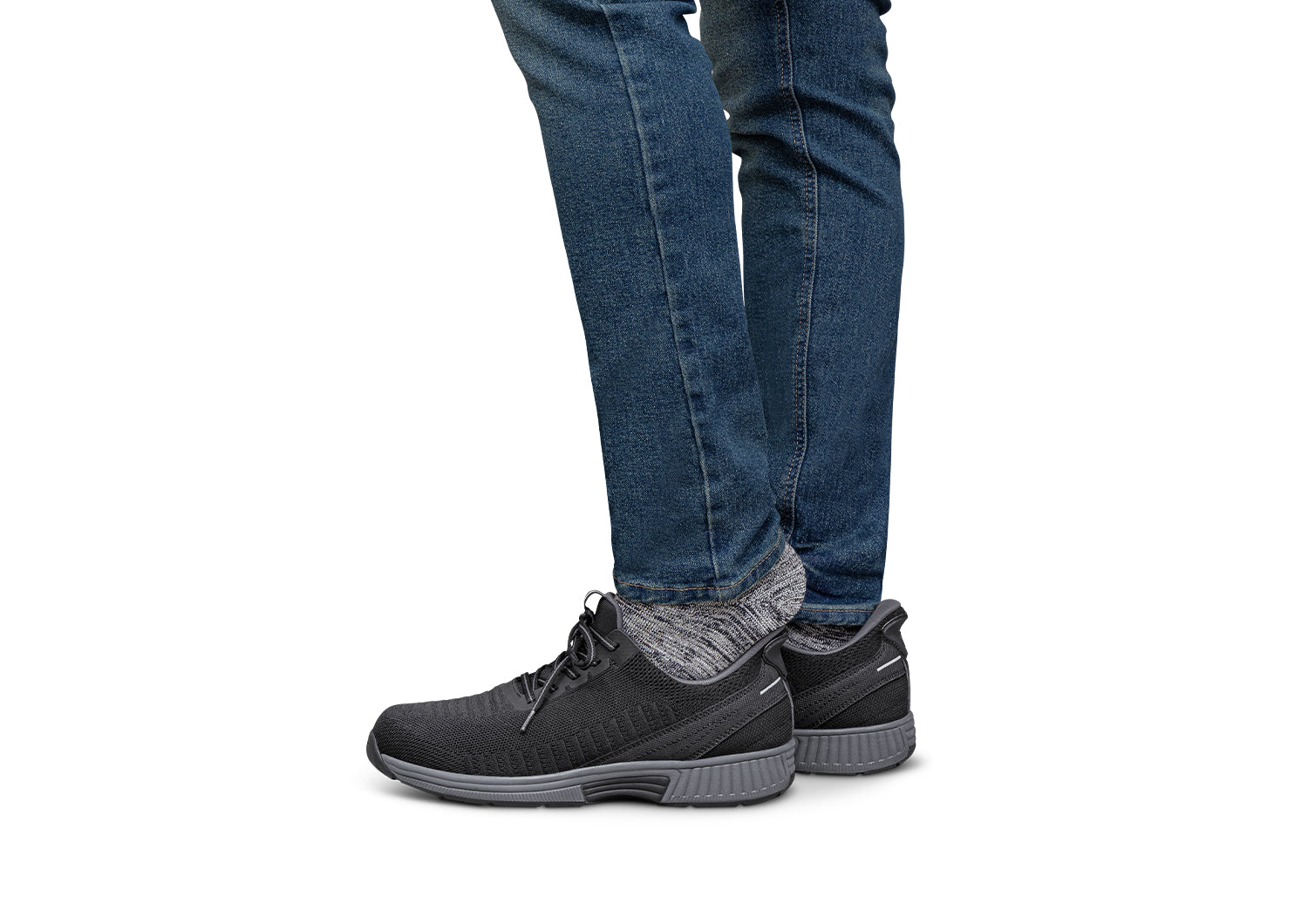 Lifestyle_1500x1060_Yari_Black_Step.jpg