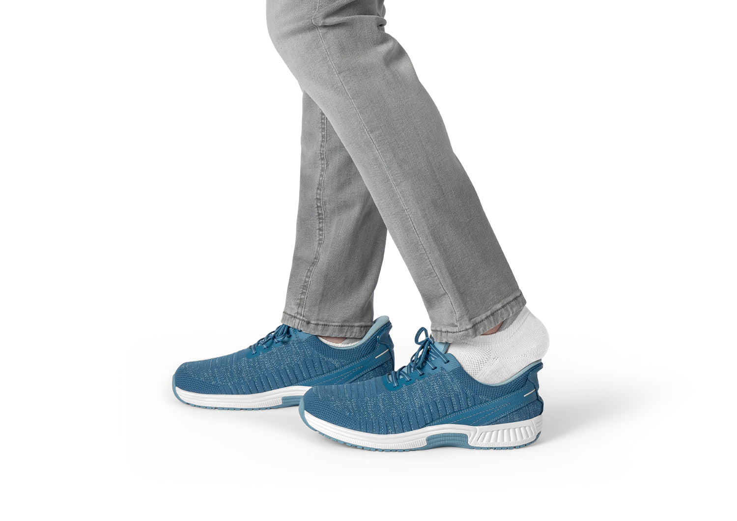 Lifestyle_1500x1060_Yari_Blue_Step-1.jpg